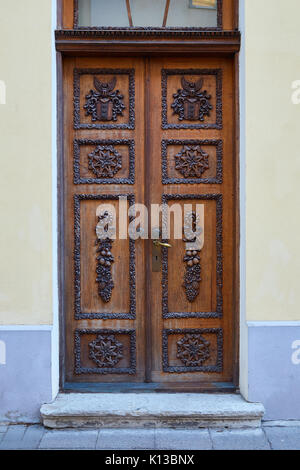 Alte braune Holztür in der Altstadt von Tallinn, Estland Stockfoto