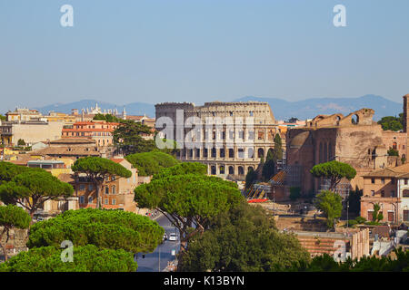 Skyline Roms Kolosseum mit blauen Himmel im Sommer Tag Stockfoto