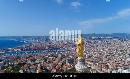 Luftbild von Notre Dame de la Garde Basilika im Stadtzentrum von Marseille, Frankreich Stockfoto