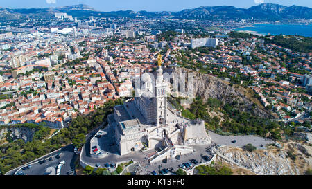 Luftbild von Notre Dame de la Garde Basilika im Stadtzentrum von Marseille, Frankreich Stockfoto