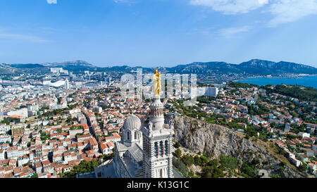 Luftbild von Notre Dame de la Garde Basilika im Stadtzentrum von Marseille, Frankreich Stockfoto