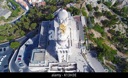 Luftbild von Notre Dame de la Garde Basilika im Stadtzentrum von Marseille, Frankreich Stockfoto