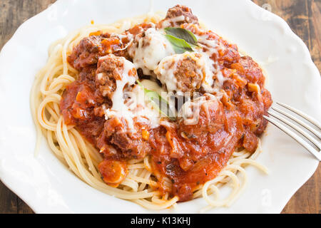 Spaghetti mit Fleischbällchen in Tomatensauce auf einem Teller. Stockfoto