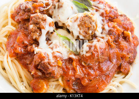 Spaghetti mit Fleischbällchen in Tomatensauce Hautnah. Stockfoto