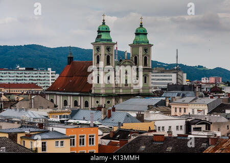 Blick auf die Stadt Linz mit Alter Dom (Die Alte Kathedrale), Linz, Österreich Stockfoto