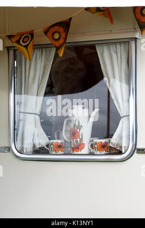 70er Kaffeekanne und Tassen in einem alten Wohnwagen auf einen Vintage Retro Festival. Großbritannien Stockfoto