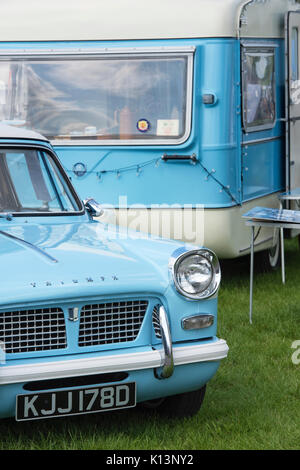 1966 Triumph Herald 1200 und ein Vintage caravan zu einem Vintage Retro Festival. Großbritannien Stockfoto