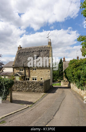 Freistehendes Steinhaus mit Reetdach im Dorf Great Houghton, Northamptonshire, Großbritannien Stockfoto