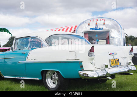 1955 Chevrolet Belair und ein amerikanischer Airstream Wohnwagen auf einen Vintage Retro Festival. Großbritannien Stockfoto