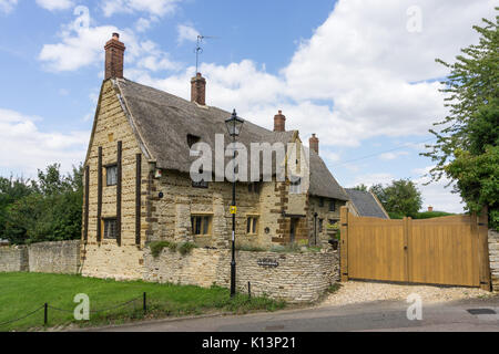Das alte Herrenhaus, zurückgehend auf die Zeit von Charles II., in dem Dorf Great Houghton, Northamptonshire, Großbritannien Stockfoto