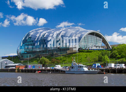 Sage Gateshead Entertainment Center, imposante Gebäude aus Glas der modernen Architektur neben Tyne River an der Newcastle-upon-Tyne, England unter blauen Himmel Stockfoto