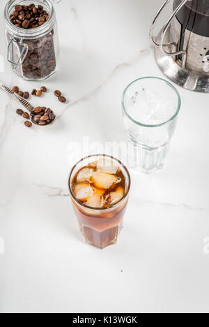 Trendy Drinks. Kalte Gebräu Eiskaffee auf weißem Marmortisch. Kopieren Sie Platz Stockfoto
