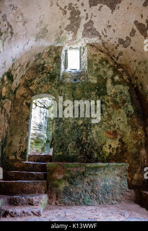 St. Govan's Chapel, in der Nähe von Castlemarton, Pembrokeshire, Wales Stockfoto