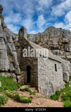 St. Govan's Chapel, in der Nähe von Castlemarton, Pembrokeshire, Wales Stockfoto