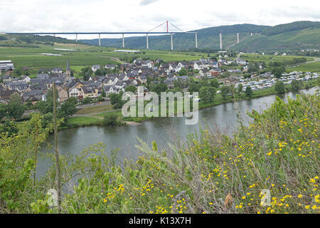 Ürzig mit der unfertigen Hochmoselbrücke, Mosel, Rheinland-Pfalz, Deutschland | Uerzig mit dem unvollendeten Hochmoselbruecke (Hohe Moselbrücke), Mos Stockfoto