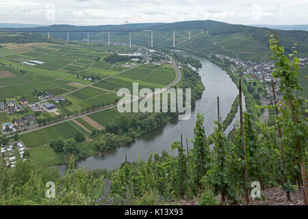 Ürzig mit der unfertigen Hochmoselbrücke, Mosel, Rheinland-Pfalz, Deutschland | Uerzig mit dem unvollendeten Hochmoselbruecke (Hohe Moselbrücke), Mos Stockfoto