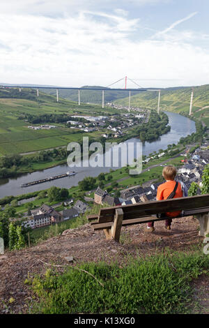 Mit dem unvollendeten Uerzig Hochmoselbruecke (Hohe Brücke) Mosel, Mosel, Rheinland-Pfalz, Deutschland Stockfoto