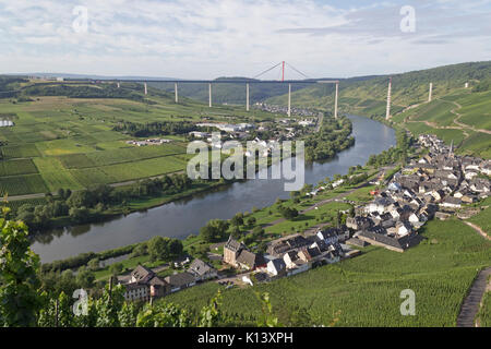 Mit dem unvollendeten Uerzig Hochmoselbruecke (Hohe Brücke) Mosel, Mosel, Rheinland-Pfalz, Deutschland Stockfoto