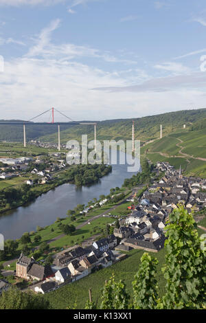 Mit dem unvollendeten Uerzig Hochmoselbruecke (Hohe Brücke) Mosel, Mosel, Rheinland-Pfalz, Deutschland Stockfoto