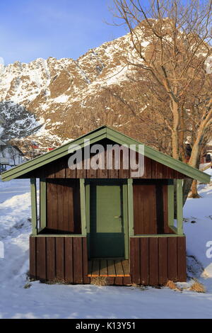 Kleine Ferienhaus aus Holz lackiert Grün Braun in einer i Lofoten Dorf - SW-Ende der E10 European Road - König Olav. s Road. - Tindsti Tinddalstinden-Slottlikollen Stockfoto