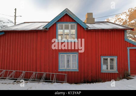 Rückseite eines roten Rorbu - einmal traditionelle saisonale Fischerhütte - Jetzt für museistic - Geschlossen für außerhalb der Saison in einer i Lofoten Dorf - SW-Ende der E10 rou Stockfoto