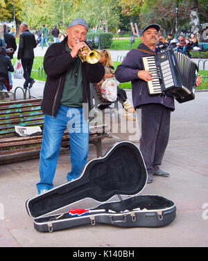 SOFIA, Bulgarien - 16. Oktober 2016: Musikband spielt auf der Straße von Sofia, Bulgarien. Sofia ist die Hauptstadt von Bulgarien. Stockfoto