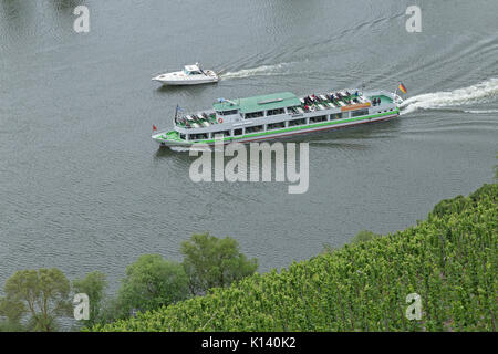 Ausflugsschiff in der Nähe von Uerzig, Mosel, Rheinland-Pfalz, Deutschland Stockfoto