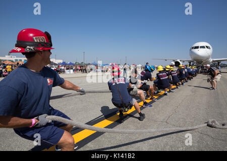 19. August 2017 - Der lange Strand Feuerwehr Team konkurriert in der Special Olympics Südkalifornien Ebene ziehen Sie am Flughafen Long Beach in Lo Stockfoto