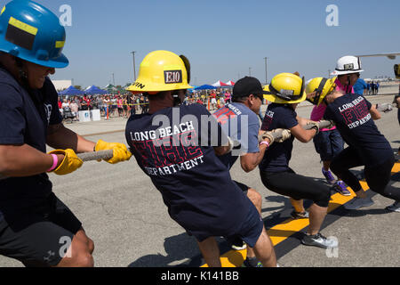 19. August 2017 - Der lange Strand Feuerwehr Team konkurriert in der Special Olympics Südkalifornien Ebene ziehen Sie am Flughafen Long Beach in Lo Stockfoto