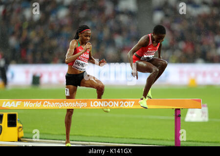 Beatrice CHEPKOECH (Kenia), Ruth JEBET (Bahrain) in den Frauen 3000 m Hindernis 2 am 2017 konkurrieren, IAAF Weltmeisterschaften, Queen Elizabeth Olympic Park, Stratford, London, UK. Stockfoto