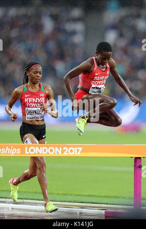 Beatrice CHEPKOECH (Kenia), Ruth JEBET (Bahrain) in den Frauen 3000 m Hindernis 2 am 2017 konkurrieren, IAAF Weltmeisterschaften, Queen Elizabeth Olympic Park, Stratford, London, UK. Stockfoto