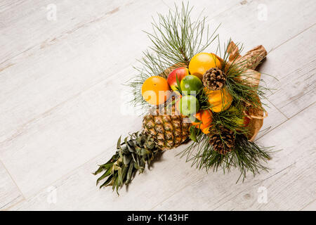 Schöne essbare Bouquet von bunten Früchte. Stockfoto