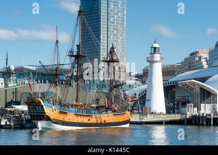 Eine Nachbildung des James Cook HMS Endeavour, Ankern neben das Australian National Maritime Museum in Darling Harbour, Sydney. Stockfoto