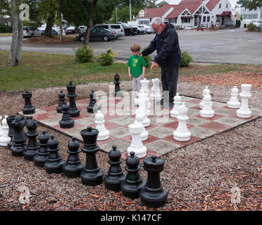 Großvater lehre Enkel wie Schach spielen. Stockfoto