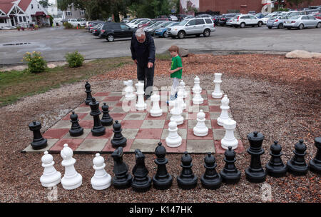 Großvater lehre Enkel wie Schach spielen. Stockfoto