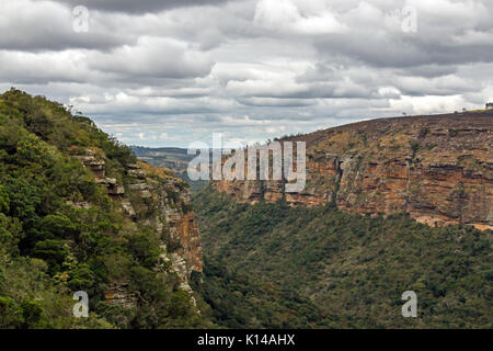 Blick vom Lake Eland Game Reserve von grünen Bäumen, Felsen Berge und Täler gegen den blauen bewölkten Himmel Landschaft bei Oribi Gorge in Südafrika Stockfoto