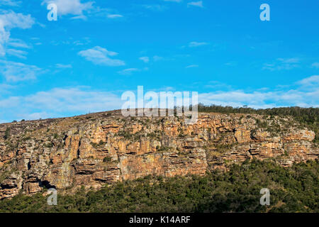Blick vom Lake Eland Game Reserve von grünen Bäumen, Felsen gegen den blauen bewölkten Himmel Landschaft bei Oribi Gorge in Südafrika Stockfoto