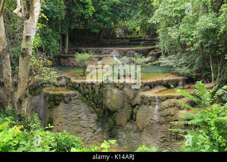 Stufe 4 der Huay Mae Kamin Wasserfall im Sommer austrocknen, Provinz Kanchanaburi, Thailand Stockfoto