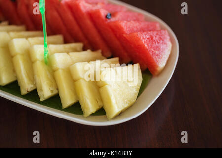 Scheiben Ananas und Wassermelone auf einem Holz Tisch Stockfoto