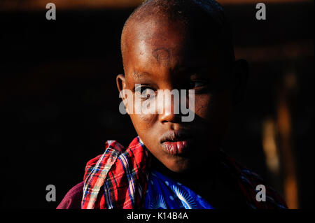 Tansania, Korogwe, junge massai Mädchen mit Narbe an der Stirn in Kwalukonge Dorf/TANSANIA, Korogwe, Massai im Dorf Kwalukonge Stockfoto