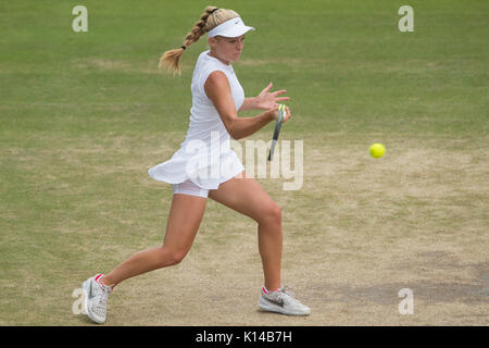 Katie Schwan von GB bei Singles des Mädchens - Wimbledon Championships 2017 Stockfoto