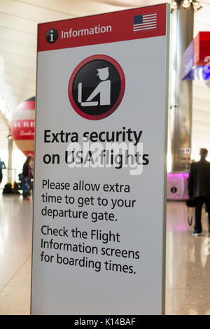 Warnschild am Flughafen London Heathrow Terminal 2 in Bezug auf zusätzliche Sicherheit auf Flügen in die USA/USA. London, Großbritannien. (89) Stockfoto