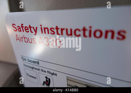 Sicherheit von Flugzeugen und Informationen für Notfälle Anweisung/guide Karte während eines Fluges in einem A320 Flugzeug/Flugzeug/Flugzeug. (89). Stockfoto