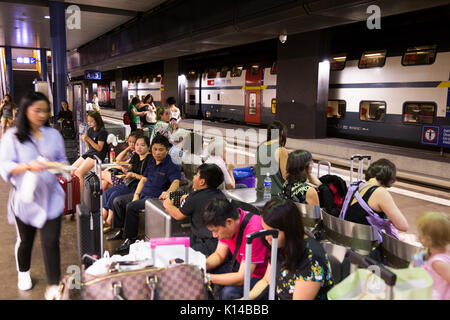 Bahnsteig an der Internationale Flughafen Genf mit Menschen Passagiere, die sich einfach in die Schweiz geflogen sind und sie warten auf einen Zug gefüllt. Stockfoto