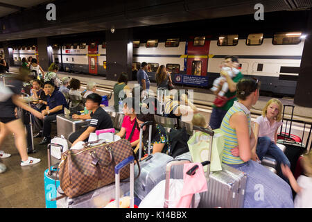 Bahnsteig an der Internationale Flughafen Genf mit Menschen Passagiere, die sich einfach in die Schweiz geflogen sind und sie warten auf einen Zug gefüllt. Stockfoto