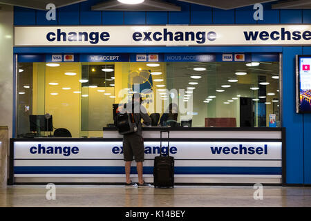 Global Exchange Foreign Exchange Services Bureau de Change Office (und Kunden), und bei den Ankünften Gepäckausgabe Bereich des Flughafens Genf. Die Schweiz. Stockfoto