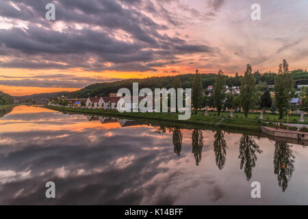 Sonnenuntergang im Europa Canal in Regensburg mit Blick auf die Autobahnbrücke Stockfoto