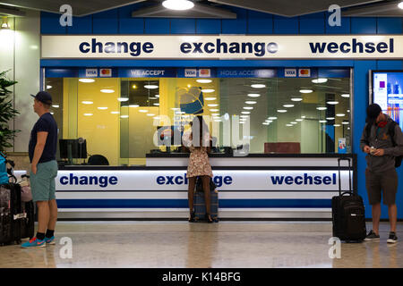 Global Exchange Foreign Exchange Services Bureau de Change Office (und Kunden), und bei den Ankünften Gepäckausgabe Bereich des Flughafens Genf. Die Schweiz. Stockfoto