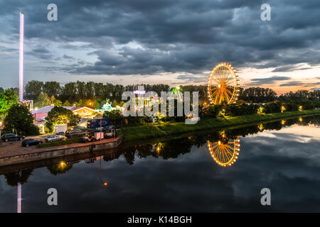 Night Shot von Folk Festival mit Riesenrad in Regensburg. Stockfoto