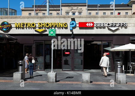 Äußere vordere Fassade Tür/Türen und der Fußgängerzone mit Zugang zu den Plattformen und Metro Shopping Center in Genf Cornavin Bahnhof. Schweiz (89) Stockfoto